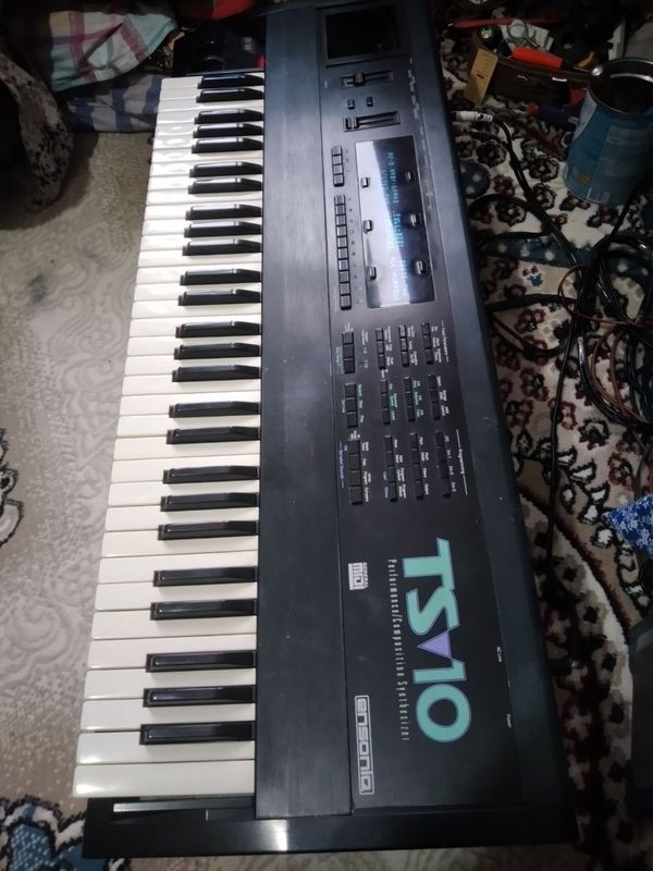 Ensoniq ts10 sotiladi fleshka quyilgan