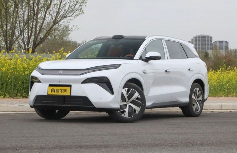 BYD Tang L 2 pozitsiya
