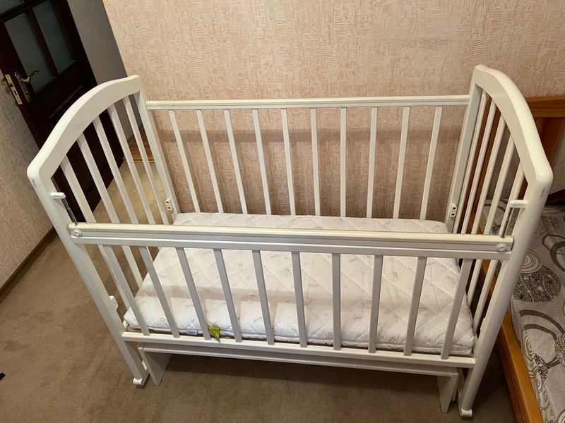 Детская кроватка с маятником Детская кроватка с маятником