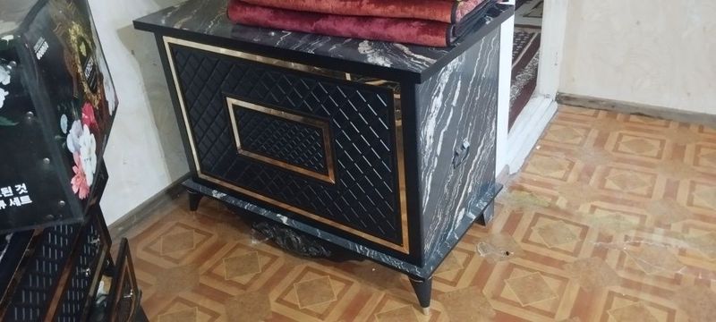 Деярли янги сандик, 2 та тумба, битта трюмо галадон Деярли янги сандик, 2 та тумба, битта трюмо галадон