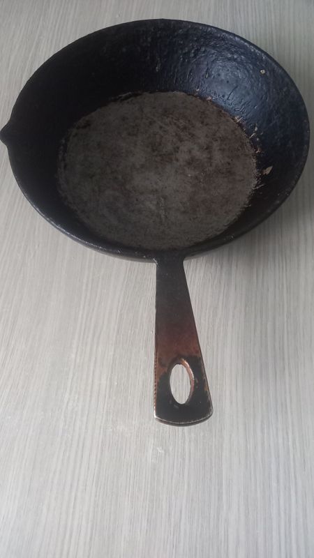 Две глубокие чугунные сковородки. Две глубокие чугунные сковородки.