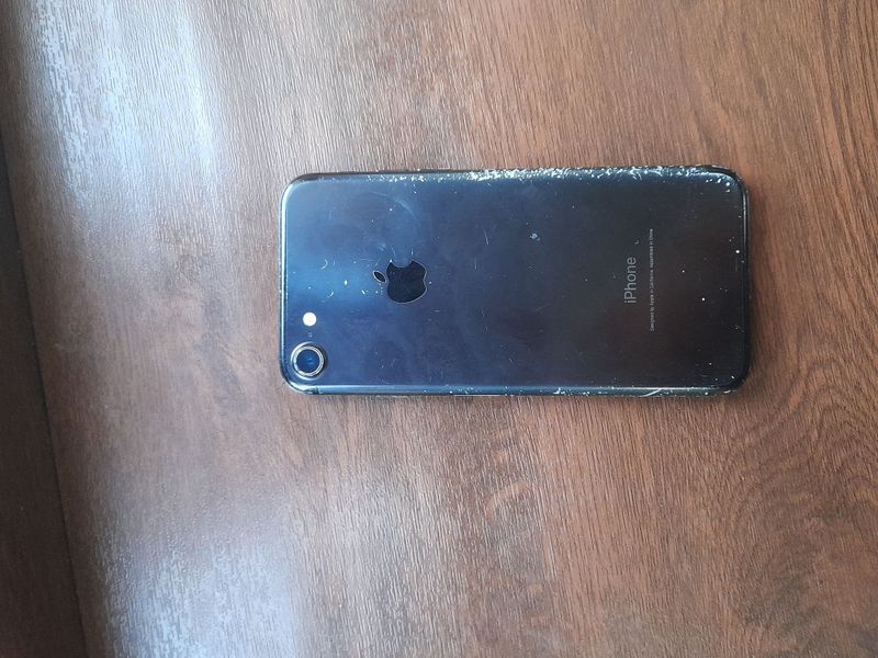 Iphone 7 xotirasi 32 GB baterikasi almashgan ishlashi yaxshi rangiqora Iphone 7 xotirasi 32 GB baterikasi almashgan ishlashi yaxshi rangiqora