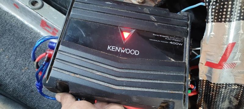 Kenvood usilitel ochilmagan JBL 1200 watli Sambufer yashigi bilan Kenvood usilitel ochilmagan JBL 1200 watli Sambufer yashigi bilan