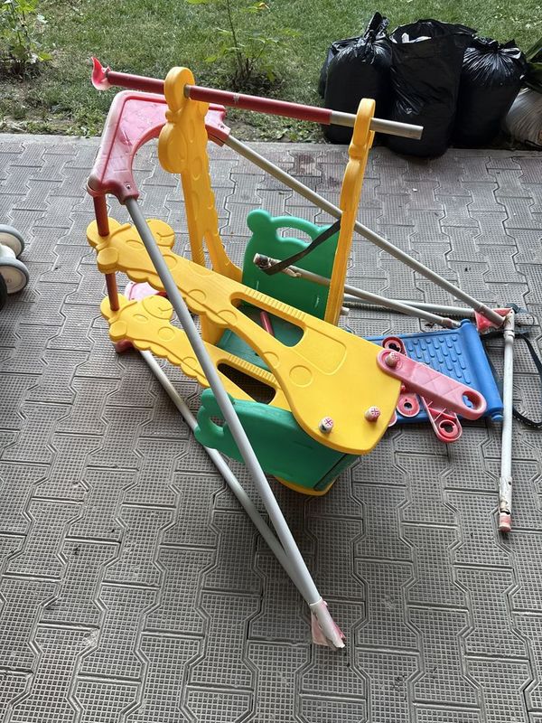 детские качели, корпуса сломаны, бесплатно если кому то нужно