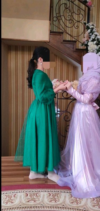 Yashil nafis ko‘ylak o‘smir qizlar uchun Yashil nafis ko‘ylak o‘smir qizlar uchun
