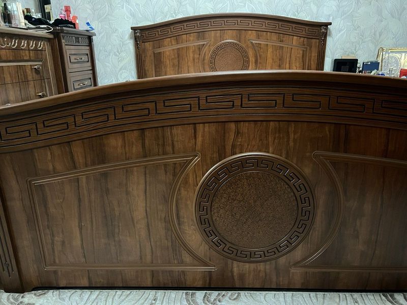 Срочно продаю 2-х спальный кровать Версачи Срочно продаю 2-х спальный кровать Версачи