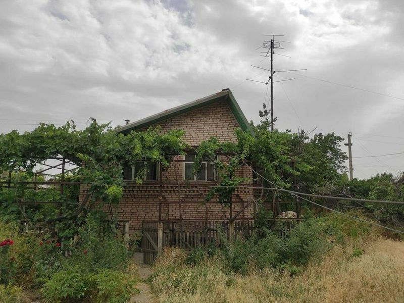 Дом кирпичный (с гаражом, подвалом, погребом и сараем)