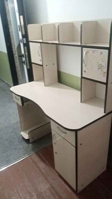 Продается кровать в очень хорошем состоянии и стол письменный. Продается кровать в очень хорошем состоянии и стол письменный.