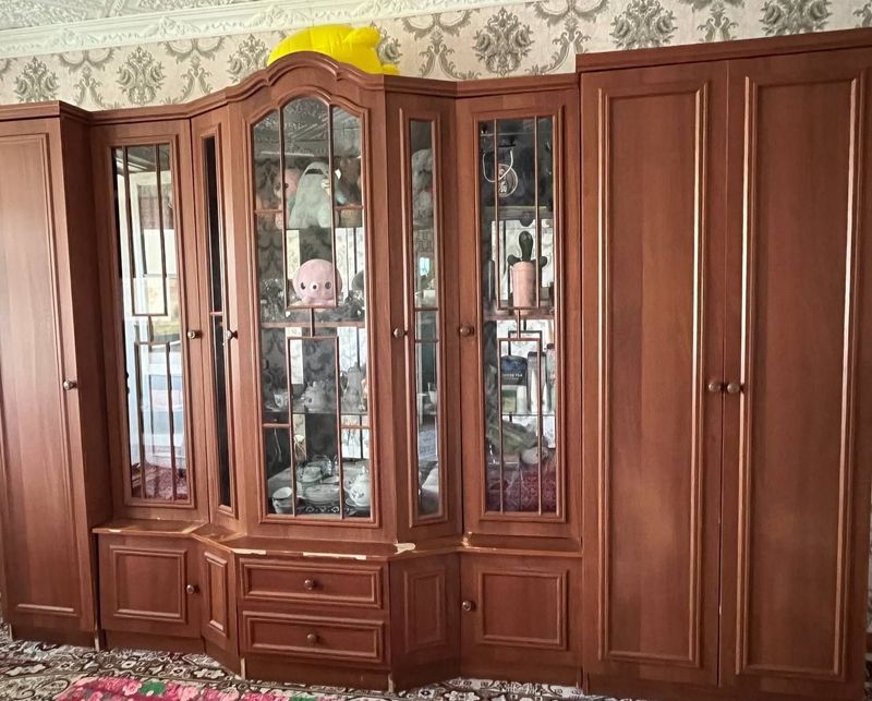 Срочно стенка сотилади