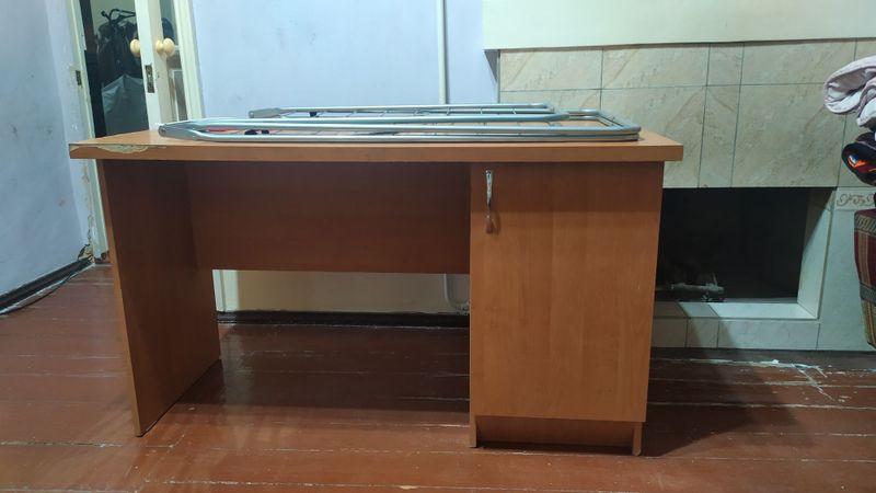 Продам детскую кроватку и письменный стол Продам детскую кроватку и письменный стол