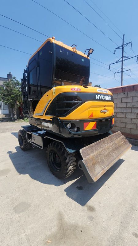 Ekskavator Hyundai HW60A 2020yil sotiladi Ekskavator Hyundai HW60A 2020yil sotiladi