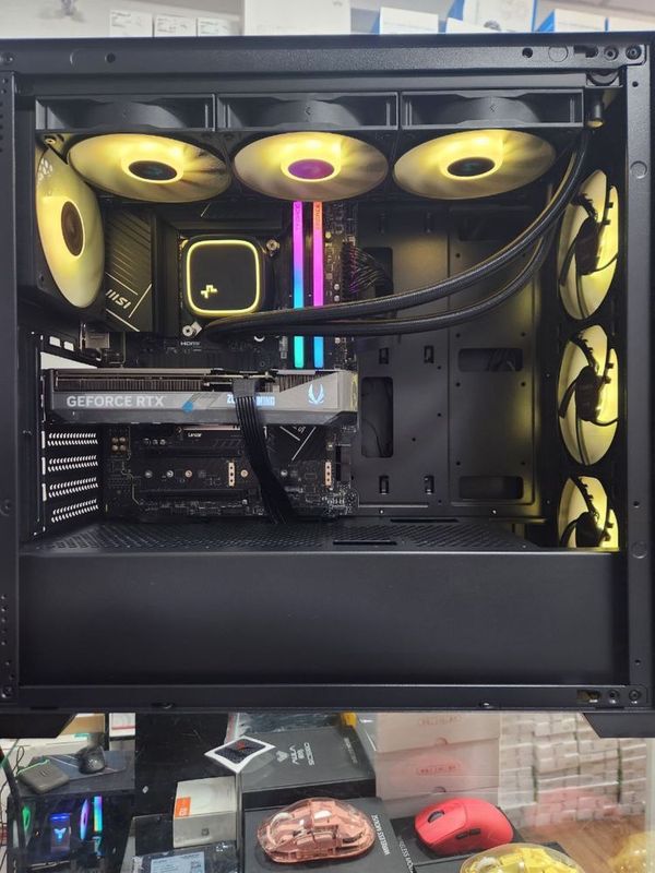 Core i7 14700k + Rtx 5070 12gb Core i7 14700k + Rtx 5070 12gb