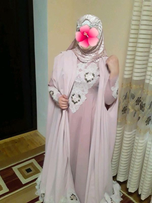 Abaya va koʻylak abayasini tagi vishbka yangidek Abaya va koʻylak abayasini tagi vishbka yangidek