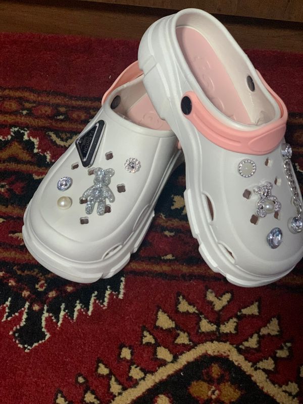 Qizlar va ayyollar uchun oyoq kiyimlar kroks Qizlar va ayyollar uchun oyoq kiyimlar kroks