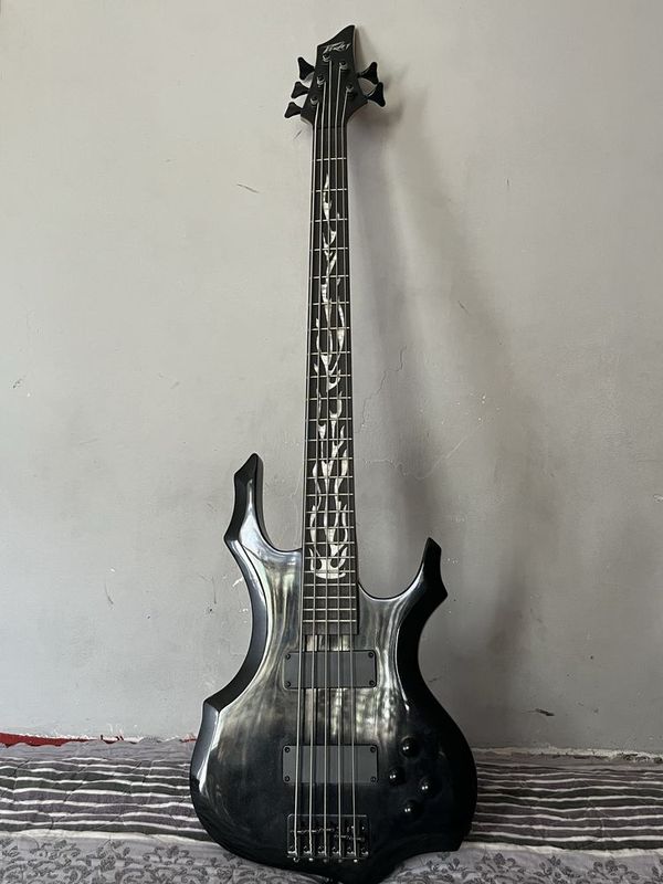 Bass gitara sotiladi