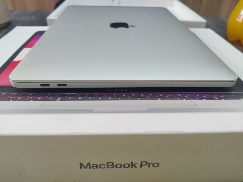 MacBook Pro M2, 8/256, 8 core CPU +10 core Gpu