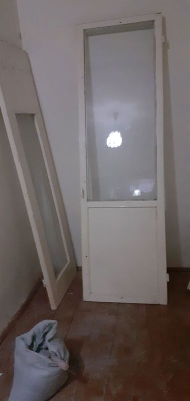 Eshiklar sotiladi.