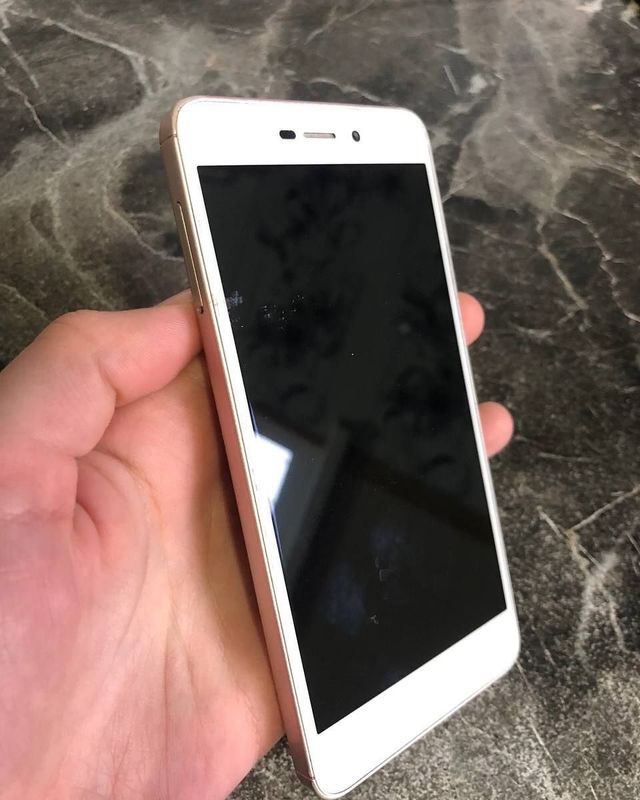 Sotiladi/Mi4 bejiviy rang singa qirilgan joyi yoq Sotiladi/Mi4 bejiviy rang singa qirilgan joyi yoq
