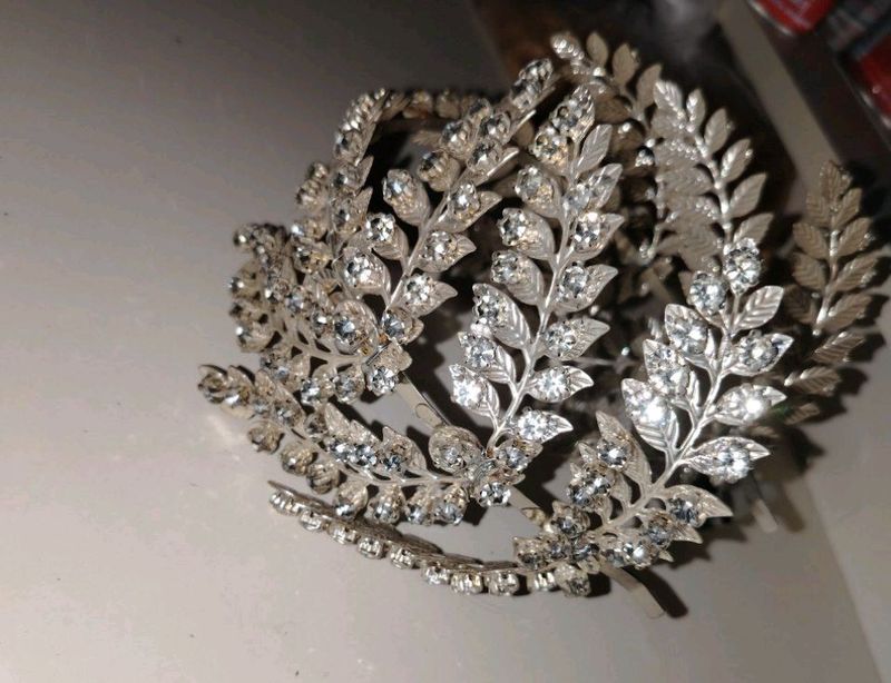 kelinlarimiz uchun diadema sotiladi kelinlarimiz uchun diadema sotiladi