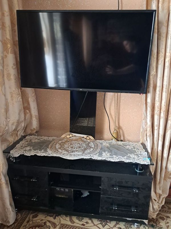 Televizor samsung 40 talik ekran padstavasi bilan sotiladi