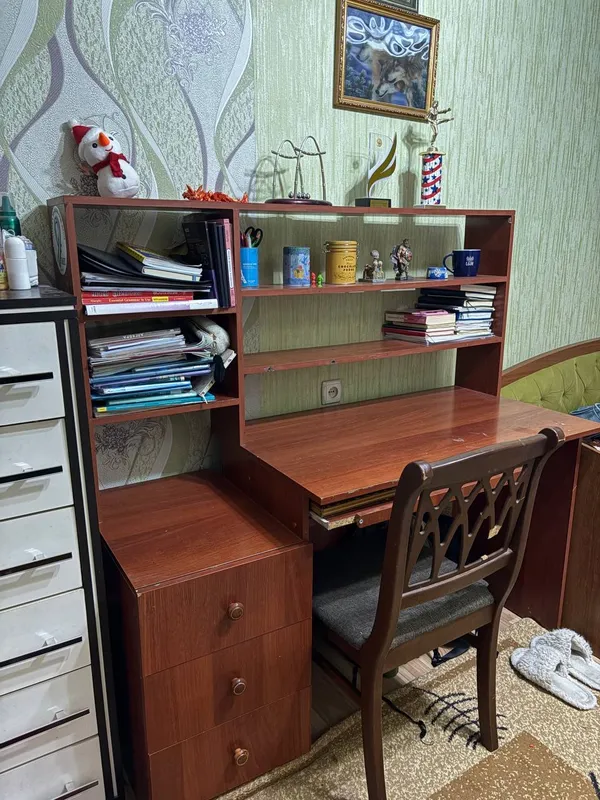 Стол с полками для книг Стол с полками для книг