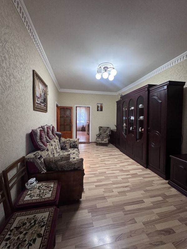 Юнусабад 15 кв-л 3х комнатная 1й этаж из 4х Юнусабад 15 кв-л 3х комнатная 1й этаж из 4х