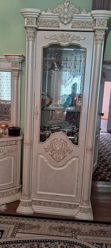 Стенка мебель вазалари билан Стенка мебель вазалари билан