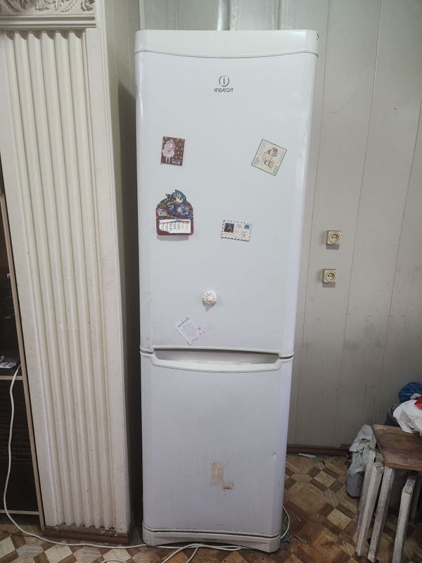 Продам холодильник Indesit Продам холодильник Indesit