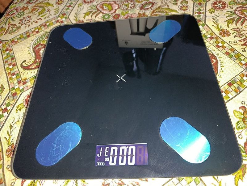 Elektron tarozi va kofi anjomlari bor Elektron tarozi va kofi anjomlari bor