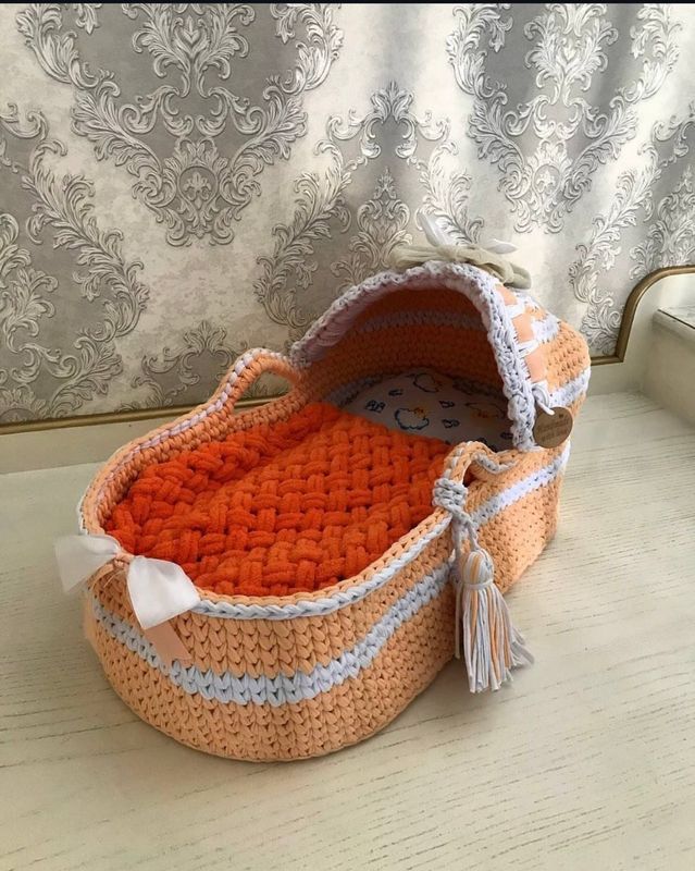 Новый для младенцев сматрасом и подушкой  с пледом