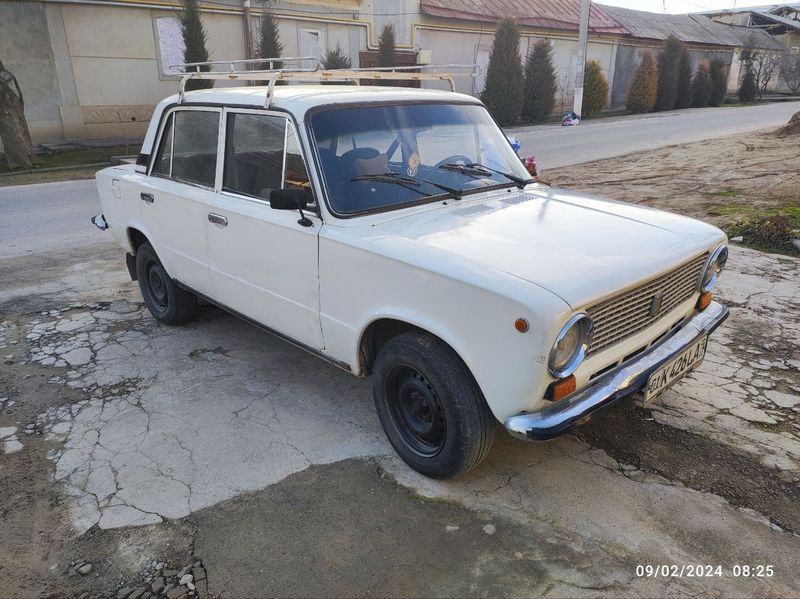 Vaz 21011 sotiladi