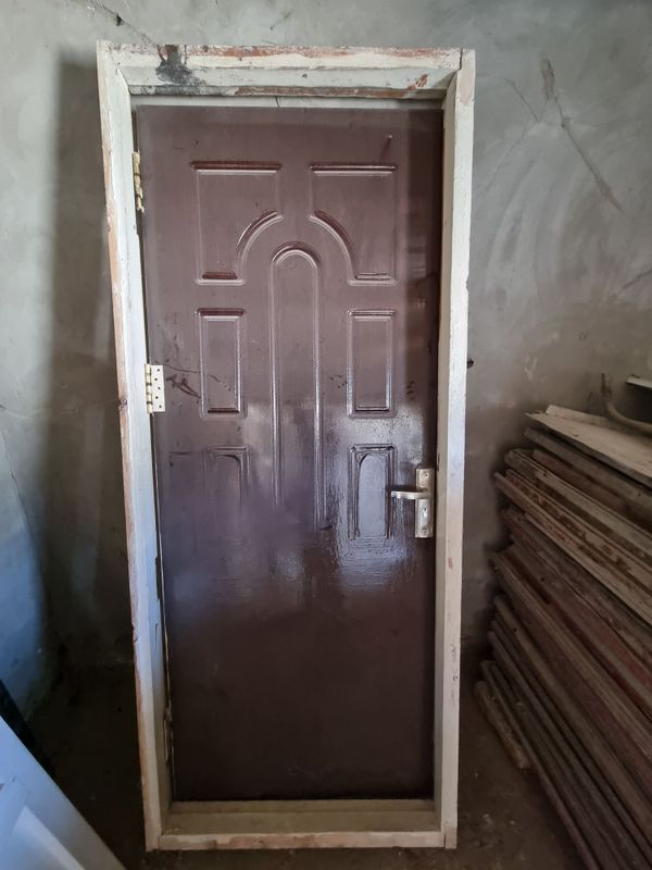 Продаются двери с рамой