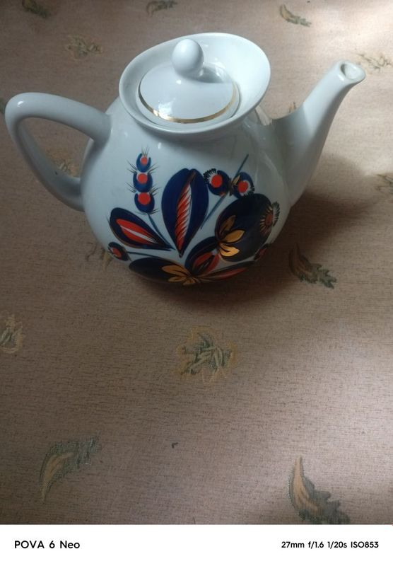 Продам Фарфоровый Чайник большой Продам Фарфоровый Чайник большой