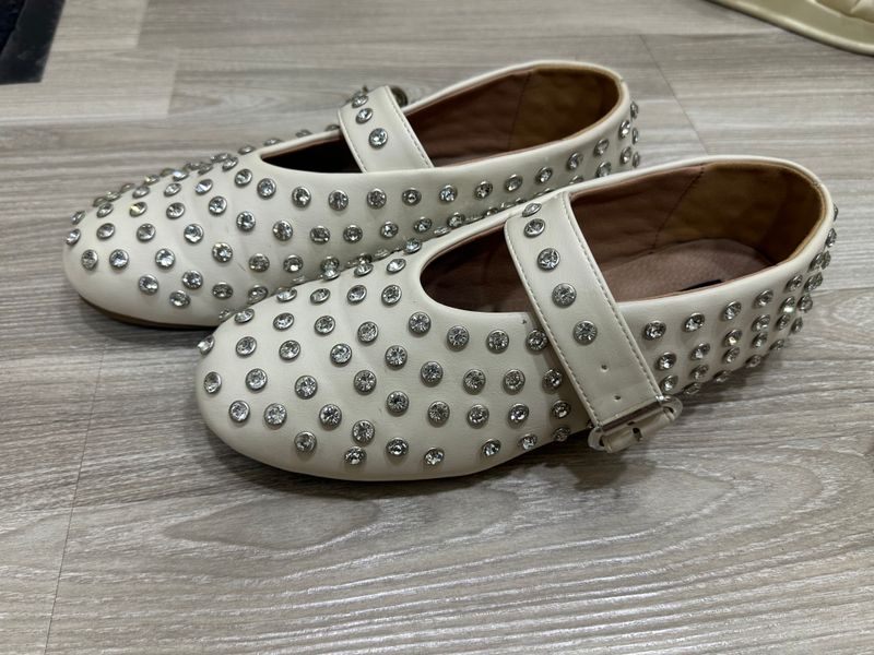 Baletka 2 marta kiyilgan. Yengidek. 38 va 40 razme Baletka 2 marta kiyilgan. Yengidek. 38 va 40 razme