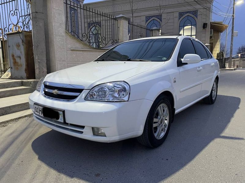 Lasetti Lacetti 1.8 sotiladi