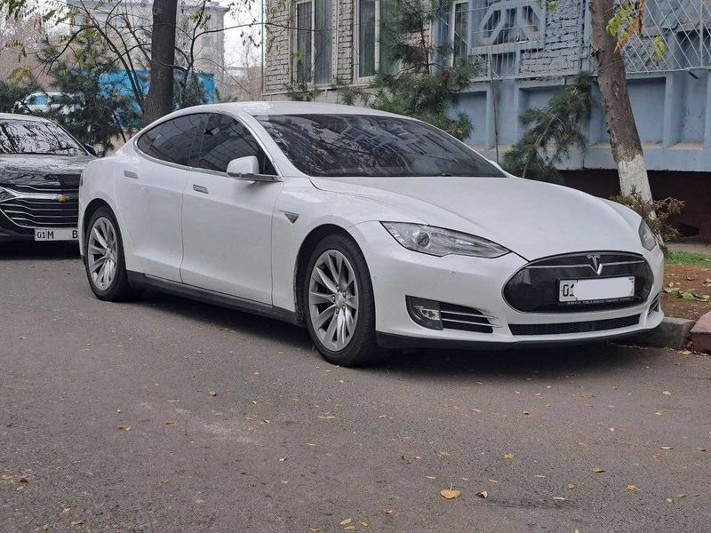 Американка Tesla Model S 90D AWD 2016 г. Тесла иномарку Американка Tesla Model S 90D AWD 2016 г. Тесла иномарку
