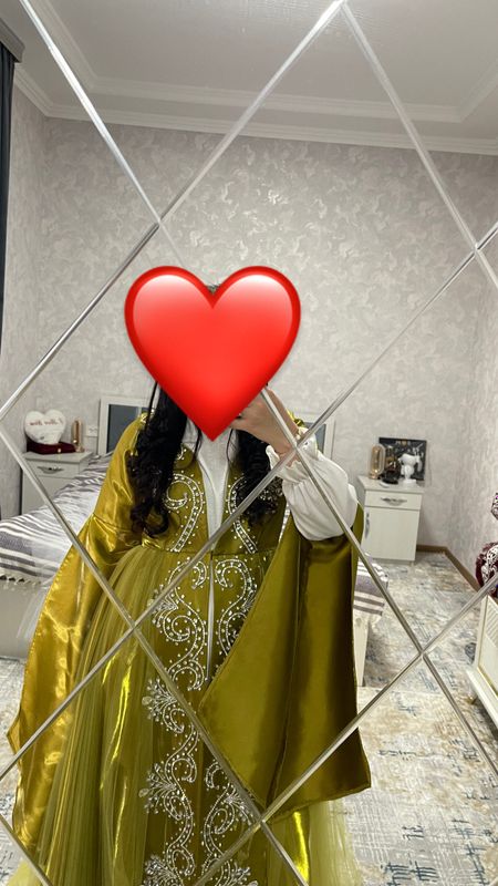 2 marta kiyilgan toshlari qolda tikilgan