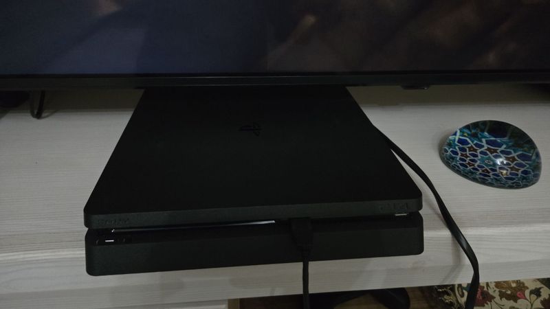 Продаю Sony Playstation 4 slim на 1 тб. Продаю Sony Playstation 4 slim на 1 тб.