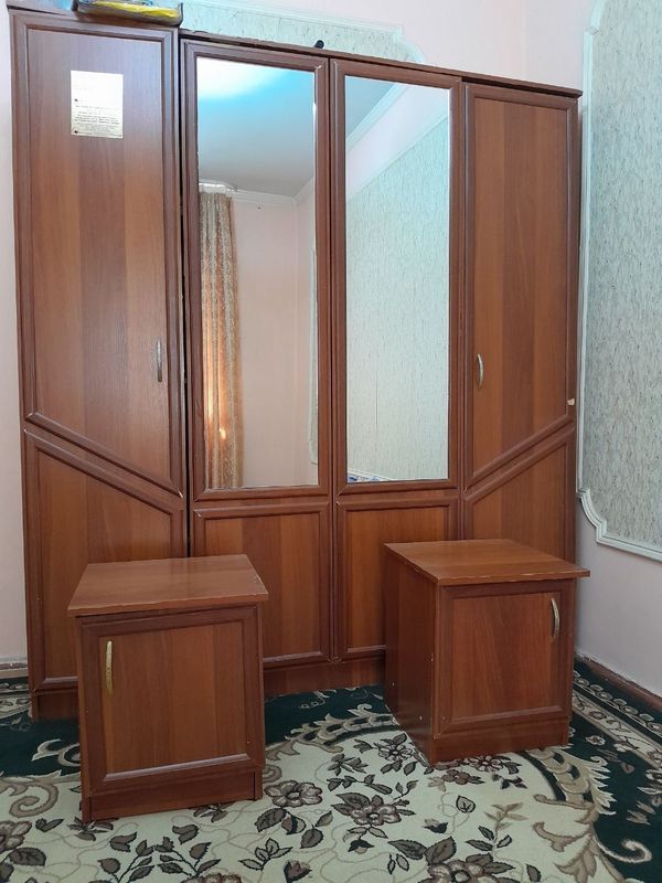 Bu shkaf katta 4 ta eshikli Bu shkaf katta 4 ta eshikli