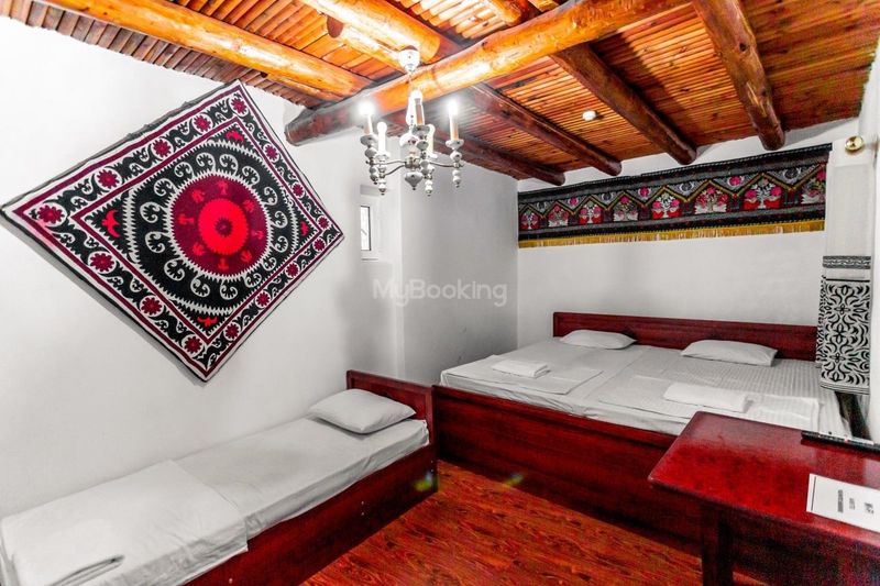 Arzon hotel. Labi hovuz yonida joylashgan 18-asr Carvon Saroyi Arzon hotel. Labi hovuz yonida joylashgan 18-asr Carvon Saroyi