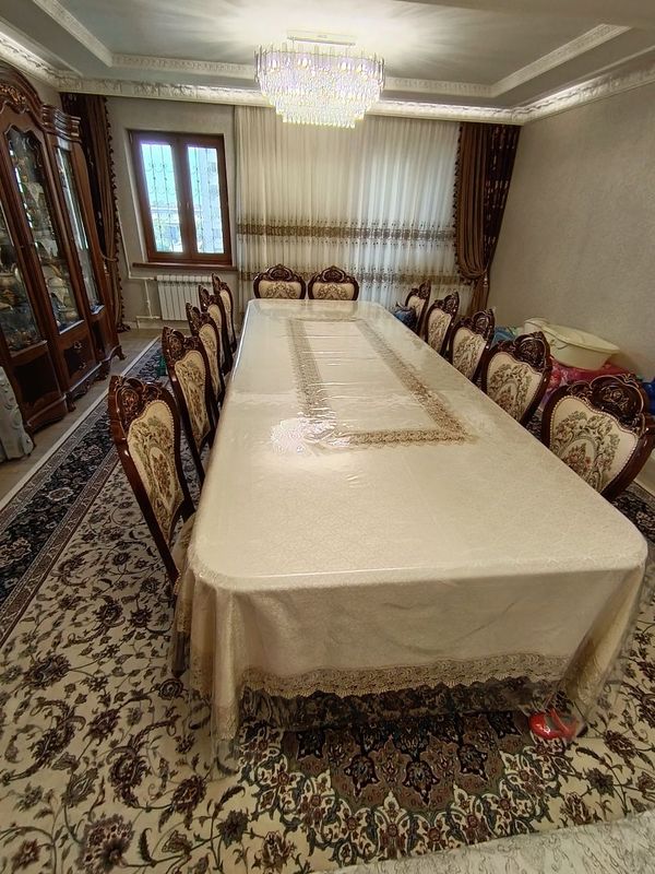 Стол и стулья на 12 персон