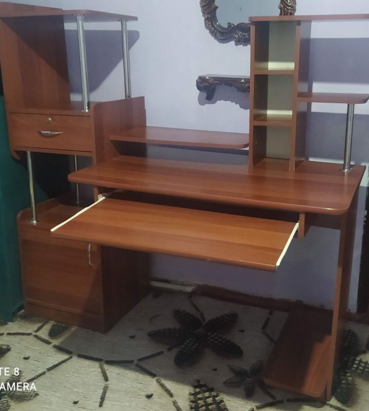 Продаётся письменный стол срочно Продаётся письменный стол срочно