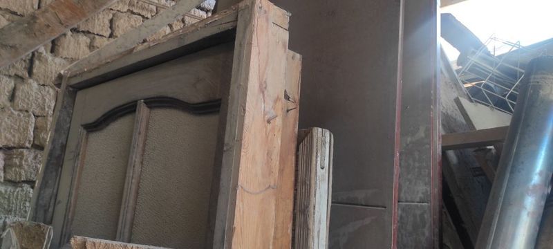 Йогоч Ешик ва Деразалар Йогоч Ешик ва Деразалар