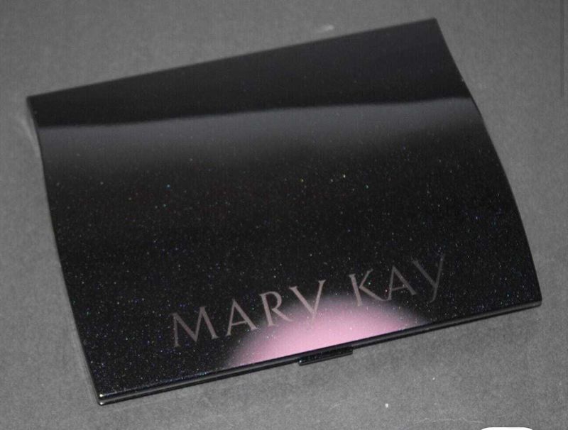 Mary Kay Большой и новый футляр для декоративной косметики Mary Kay Большой и новый футляр для декоративной косметики