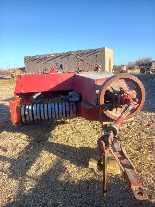 Traktor press.plug va dlinovozi bilan sotiladi Traktor press.plug va dlinovozi bilan sotiladi