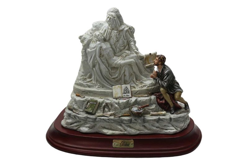 Статуэтка из фарфора Пьета Микеланджело Capodimonte Италия Статуэтка из фарфора Пьета Микеланджело Capodimonte Италия