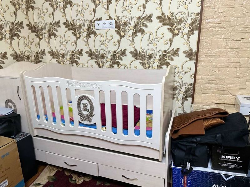 Detskiy krovat yengidey holatda Detskiy krovat yengidey holatda