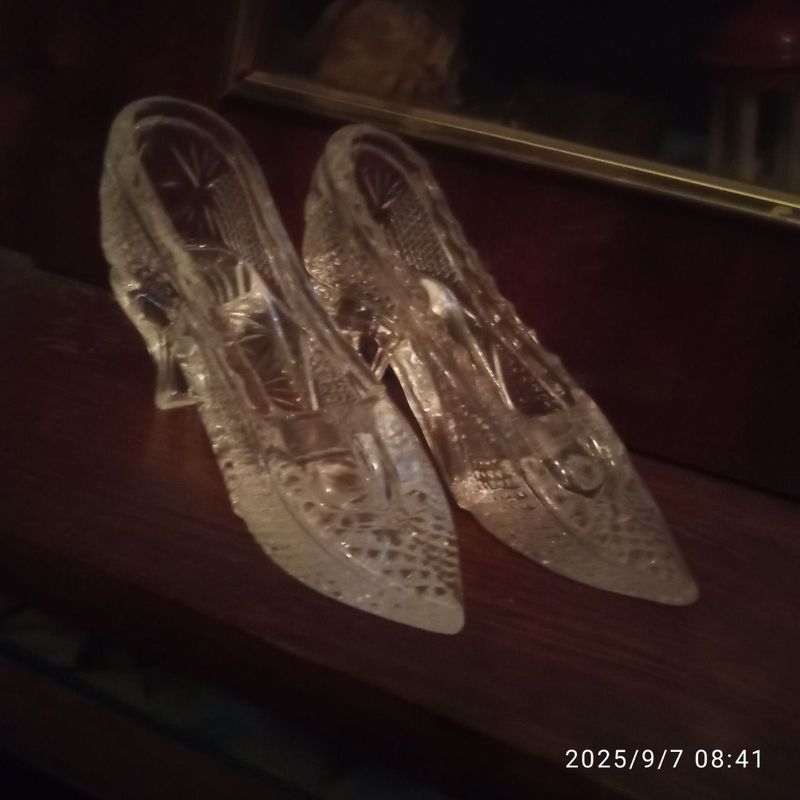 Продаю хрустальные туфельки. Продаю хрустальные туфельки.
