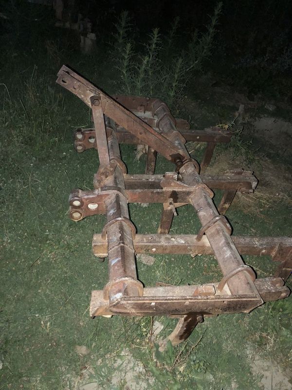 Traktor sotiladi.