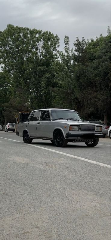 Vaz 2107 sotiladi. Vaz 2107 sotiladi.